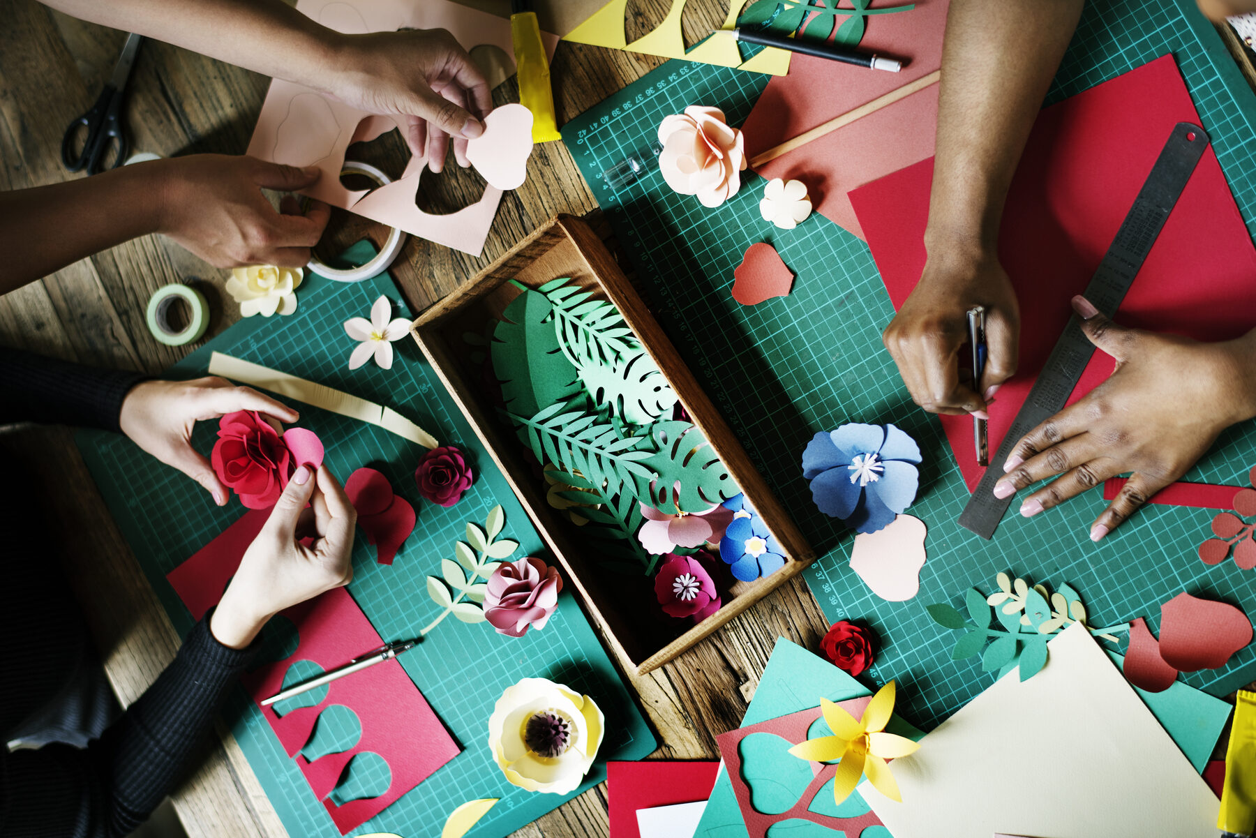 Fleurs en papier découpées à la main, exemple de cadeau collectif personnalisé pour un pot de départ