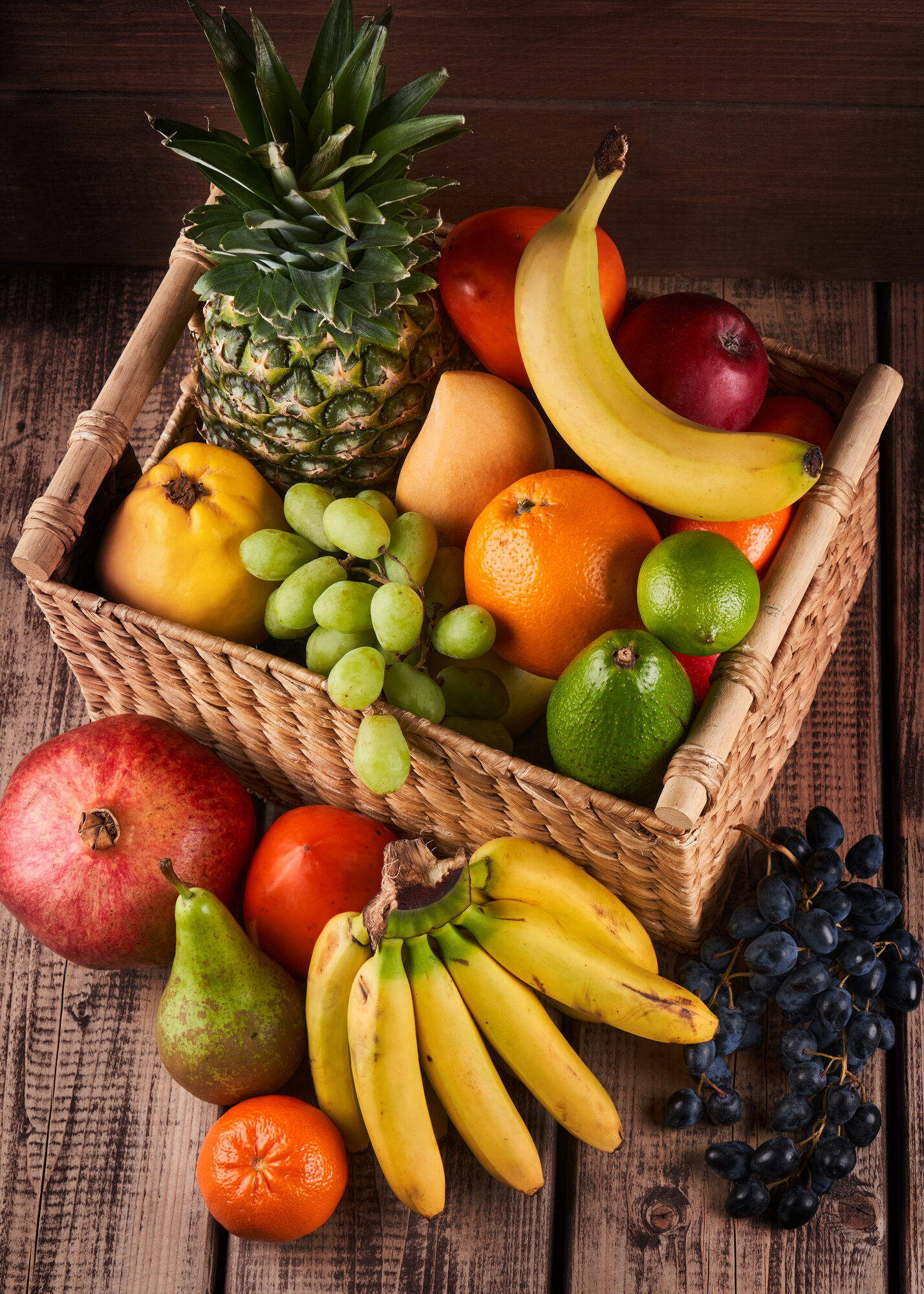 Corbeille de fruits frais à disposition dans un bureau