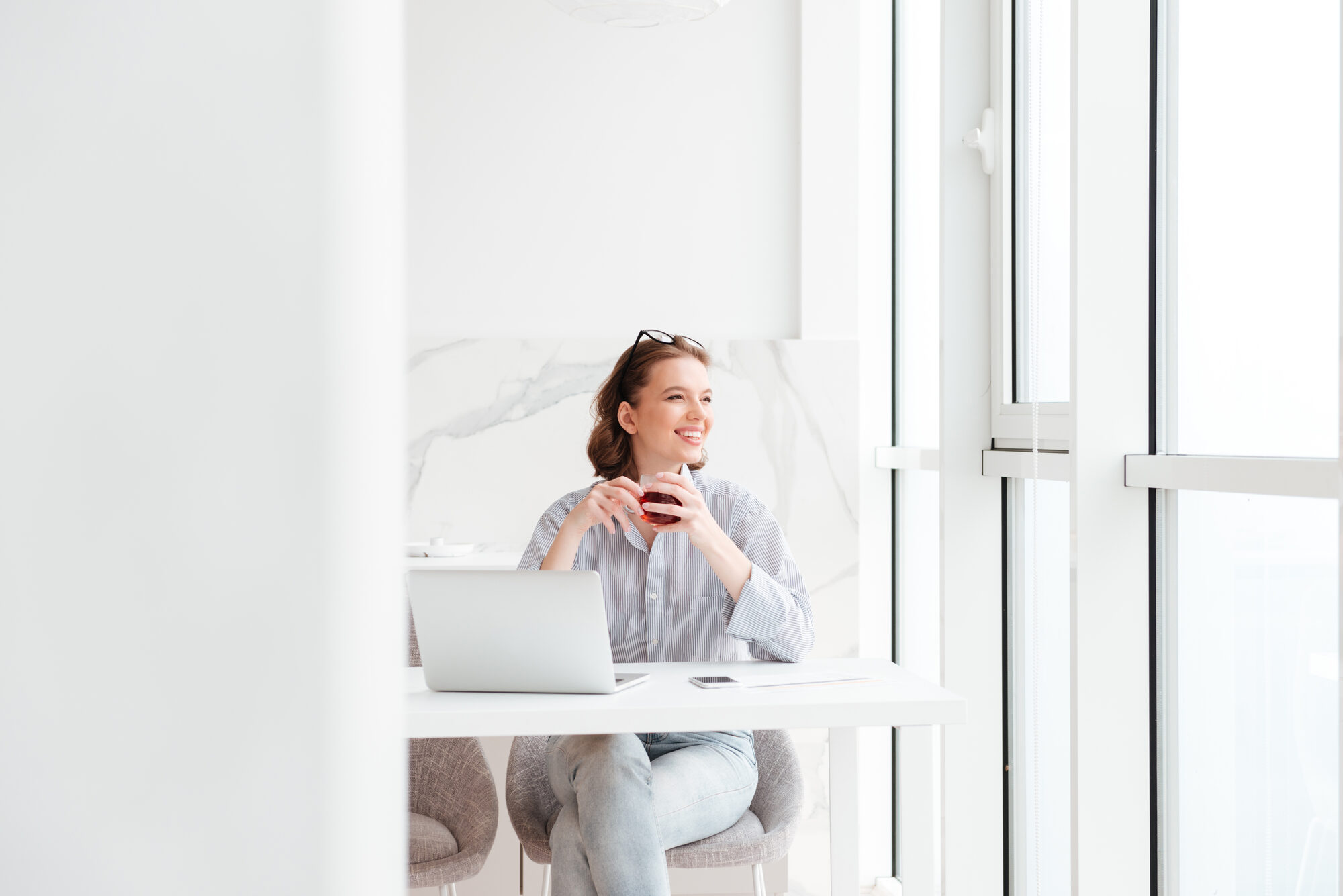 Éclairage chaud et modulable dans un bureau