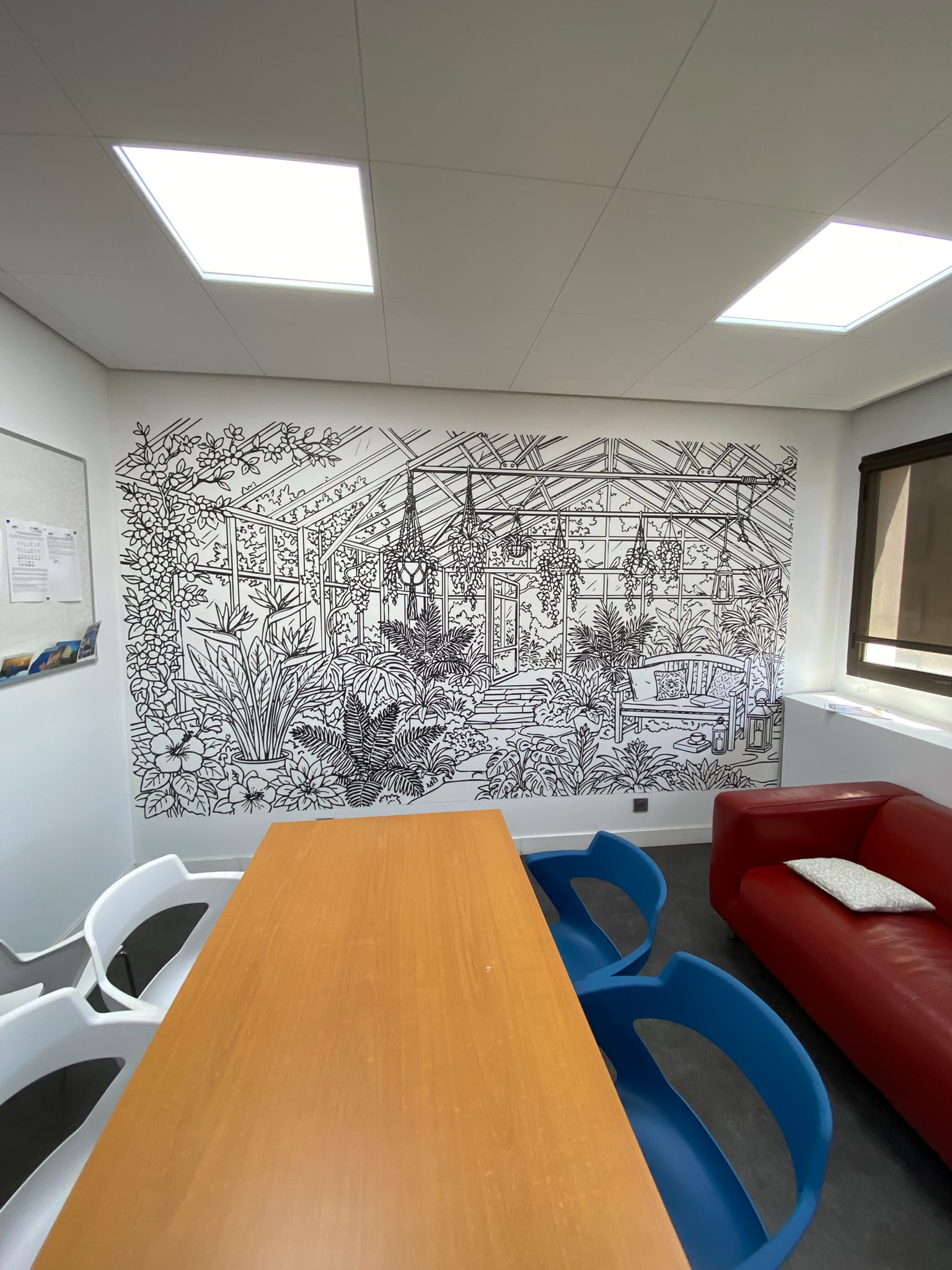 Fresque murale papier peint panoramique à colorier posée dans une salle de réunion