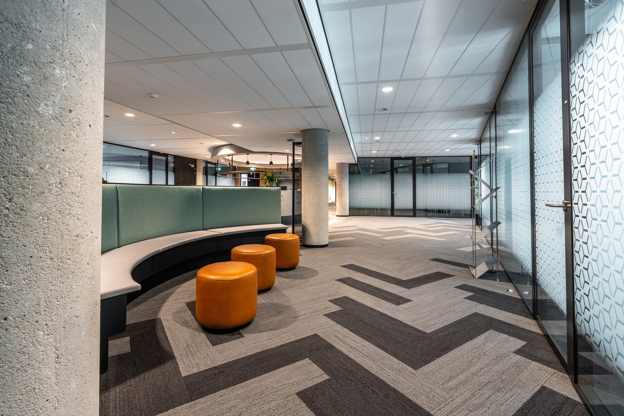 Assises variées et poufs dans un espace commun de bureau